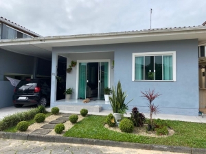 Bela Casa Térrea a 1,4 km da Praia Central, Pinguirito | Garopaba - SC