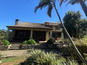 Linda Casa de Alto Padrão em Amplo Terreno, em Meio à Natureza, Encantada | Garopaba - SC