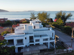 Casa a Apenas 50 m da Praia Central, Centro | Garopaba - SC