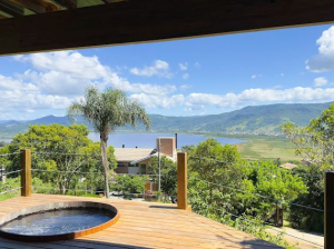 Bela Casa a 800 m da Praia da Ferrugem, Vista Permanente p/ Lagoa, Condomínio Caminho do Rei, Ferrugem | Garopaba - SC